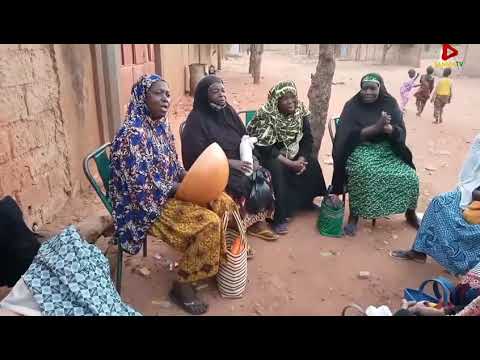 La femme chante vraiment très bien
