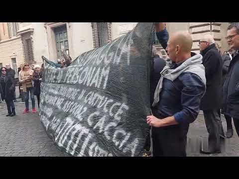 Manovra: la manifestazione animalista davanti Palazzo Giustiniani