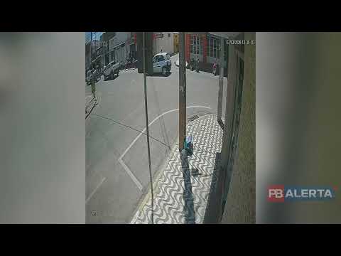 Câmeras registram homicídio e vítima cai com faca cravada no peito no centro de Pombal, veja vídeo