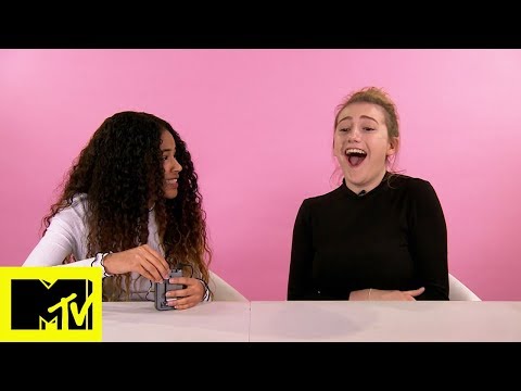 Le reazioni delle ragazze che provano il simulatore di ciclo | MTV Style