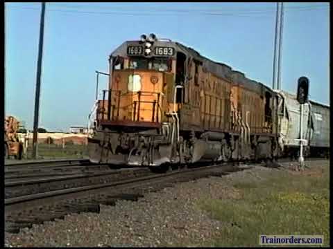 Classic Railroad Series 1162 - GP15s dig in at Tower 55