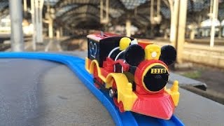 【trem de brinquedo】 Rato Mickey Western Locomotive em Colônia Estação Central, Alemanha 00839 pt