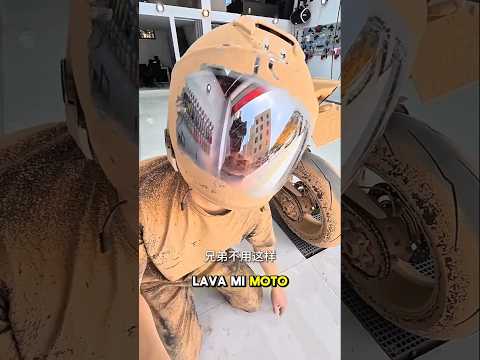 ¡Para evitar que su papá se enterara, el chico llevó su moto a un lavado de emergencia🤯😍!! #shorts