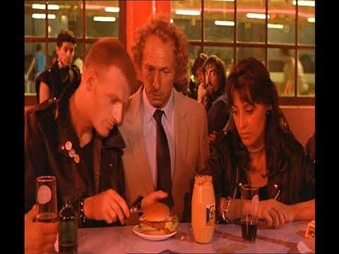 Les compères, un voyou fait manger sa cravate à Pignon.