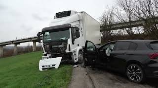 si-schianta-violentemente-contro-un-autocarro