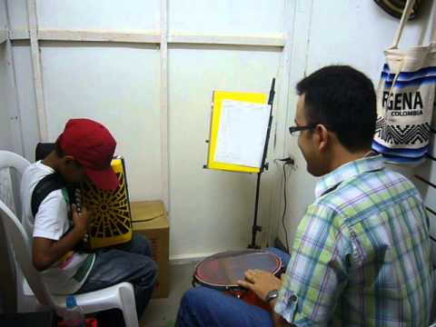 Kevin Blanco tocando La Cachucha Bacana con el "triple-músico".