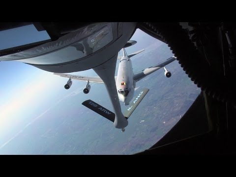 Millimeterarbeit - Luftbetankung eines Awacs Flugzeuges - Bundeswehr