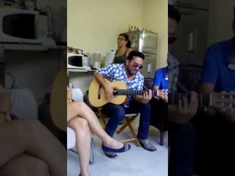 Vinicius Senna cantando modão