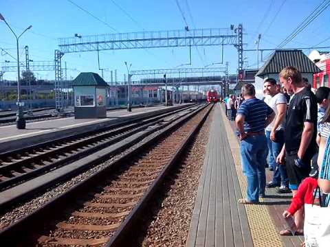 Прибытие поезда на перрон. Железная дорога в живописи. 1862. Московский вокзал санкт-петербург платформы поезд 2014. Прибытие поезда на перрон.