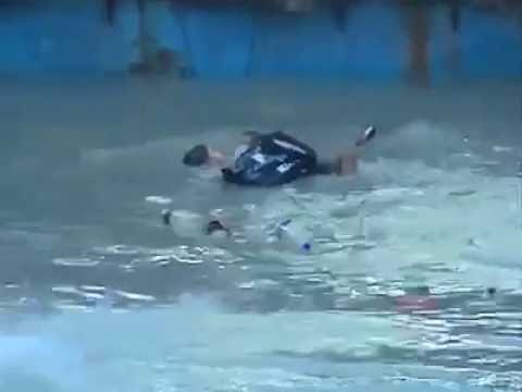 বাবার দু্ই হাতে দুই শিশু, হঠাত ডুবে গেল নৌকা। তারপর? ঈদে ঘরে ফেরার কাহিনী ২০১৬