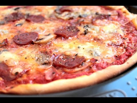 Pizza de masa fina con pepperoni y mozzarella