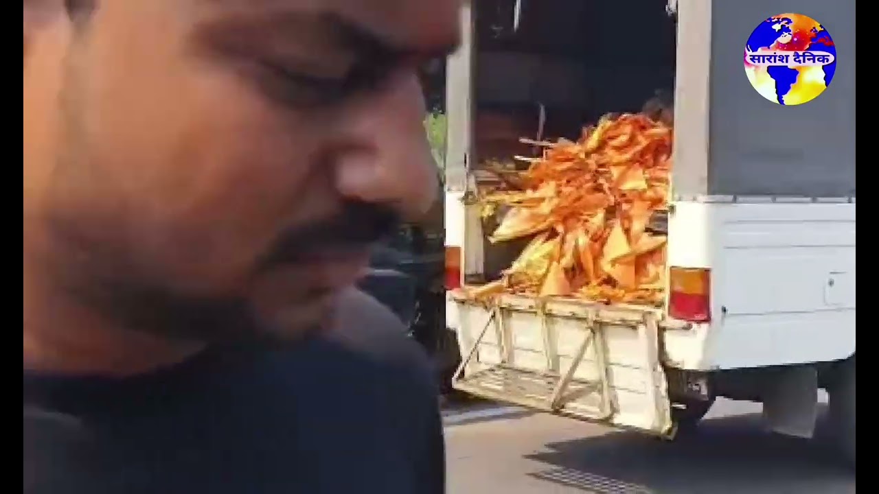 भगवा झंडा हटाने पर मंत्री ने लगाई डीएम और एसडीएम को फटकार