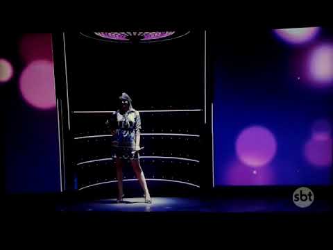 Mulher cantando no programa Máquina da Fama do SBT com a Patrícia Abravanel