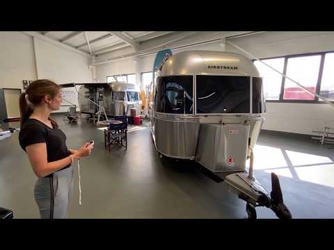 Emma erklärt wie die Rangierhilfe beim Airstream funktioniert und kuppelt den Airstream an.