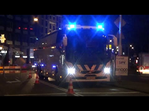 UNIEK Justitie DV&O Arrestante Bus Met spoed onder politiebegeleiding  bij demonstratie Amsterdam