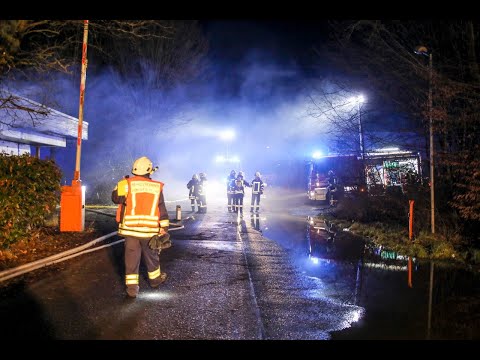 Dachkonstruktion im Industriepark Rhön steht in Flammen