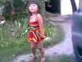 Малышка из киргизии танцует страстно 
