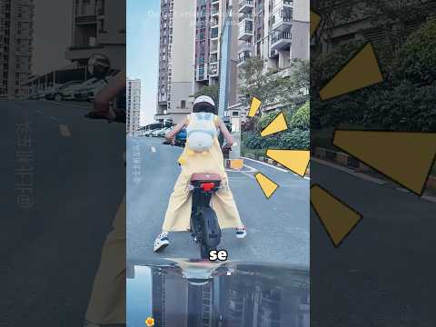 La chica es demasiado baja, pero el coche esdemasiado alto.#girl #funny #love #shortvideo #popular