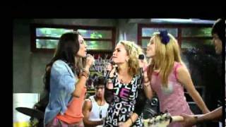 Alice, Carla e Roberta cantam e Diego, Pedro e Tomás tocam Blackout no porão