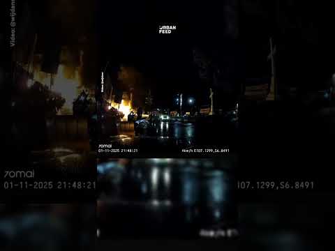 Detik-detik Truck Tanki BBM Terguling Hingga Kebakaran Hebat