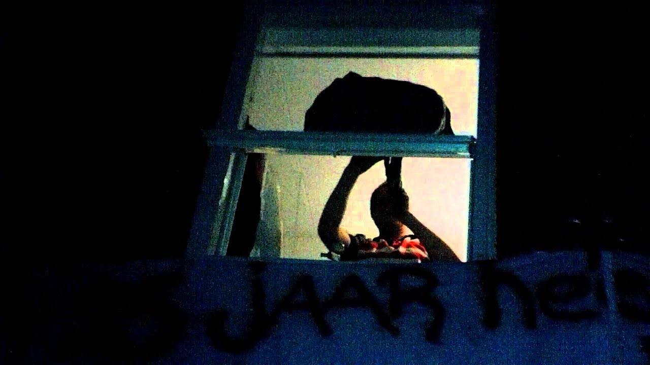 Edwins verjaardagfeest. hij word 25 jaar alweer. spandoek word opgehangen 3.