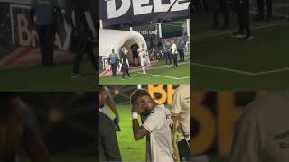 NEYMAR COLOCA DEDOS NO OUVIDO AO OUVIR PROTESTOS DA TORCIDA DO SANTOS APÓS DERROTA PARA O FLUMINENSE