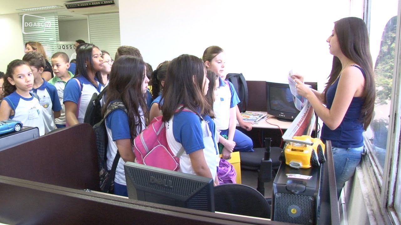 Alunos visitam Redação do Diário; veja vídeo