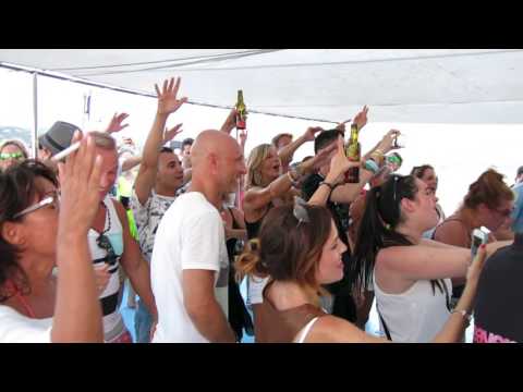 Alex M.O.R.P.H. presenting the album "Not All Superheros Wear Capes"