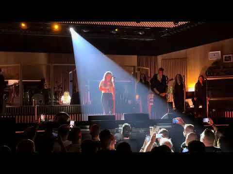 Kelly Clarkson gets emotional singing new version of Piece by Piece