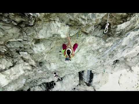 登山者が重力に逆らうルートを克服 (Climber conquers gravity defying route)