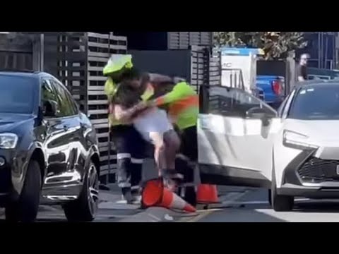 Gold Coast Chaos: Traffic Cone Sparks Wild Brawl on Jefferson Lane!