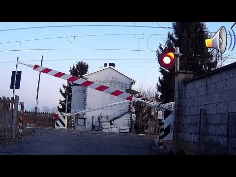 Passaggio a livello Via del Coniglio Alessandria treno in transito # railroad crossing # 踏み切り