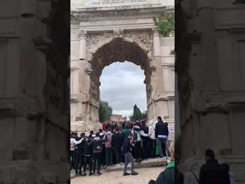 Jews in Rome sing Im Eshkachech Yerushalayim (If I forget you Jerusalem) under Arch of Titus