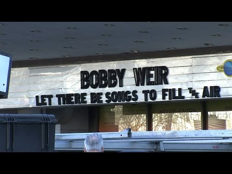 Thousands of Grateful Dead fans pay tribute to Bob Weir in San Francisco