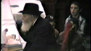 ניגון רועה ישראל האזינה (של"ז) בהתוועדות עם הרבי מליובאוויטש - התמונה מוצגת ישירות מתוך אתר האינטרנט יוטיוב. זכויות היוצרים בתמונה שייכות ליוצרה. קישור קרדיט למקור התוכן נמצא בתוך דף הסרטון