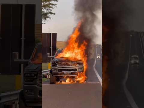 Dodge RAM pega foto na rodovia Raposo Tavares Caiuá - SP. Não há informações do motivo do incêndio.
