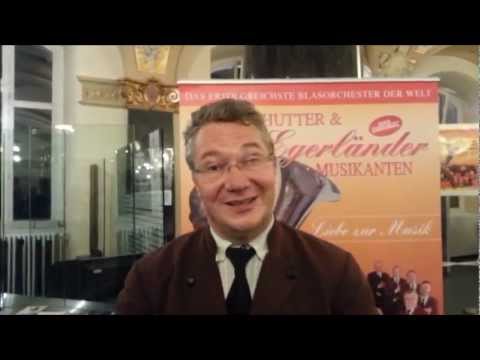 Ernst Hutter und Holger Müller gratulieren die Isseltaler Musikanten