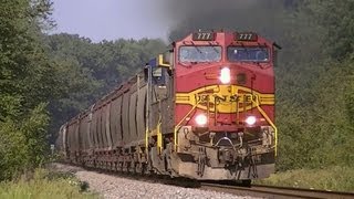 preview picture of video 'BNSF 777 East Warbonnet by Honey Creek, Illinois on 8-25-2012'