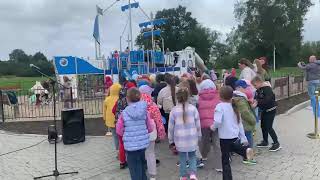 Wideo: Statek pe�en zabawy zacumowa� w porcie w �cinawie