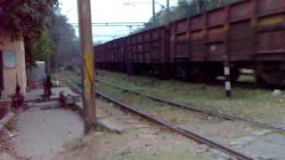 preview picture of video 'IRFCA - WAG-5 #24463 In Action Hauling Boxn Rakes At Delhi Cantonment!'