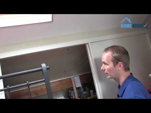 Isolatie van het dakbeschot controleren tijdens bouwkundige keuring