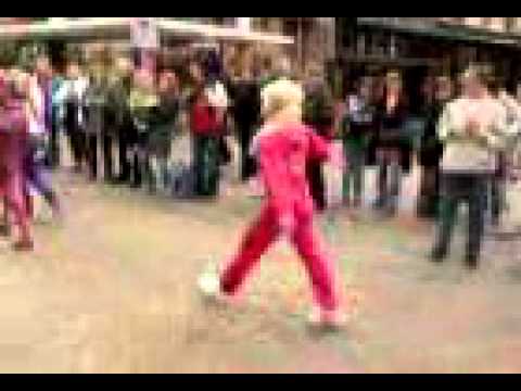 Britt en Ymke   lopen   mee   bij     roze    zaterdag   in   groningen  2 juli  2011,