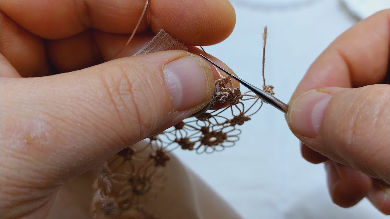 Mekik oyasını aratmayacak sadeliği ve şıklığıyla hayran bırakacak bir tığ oyası
