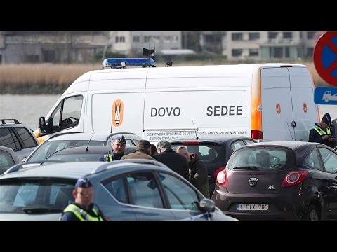 Rifle, bladed weapons found in Antwerp car