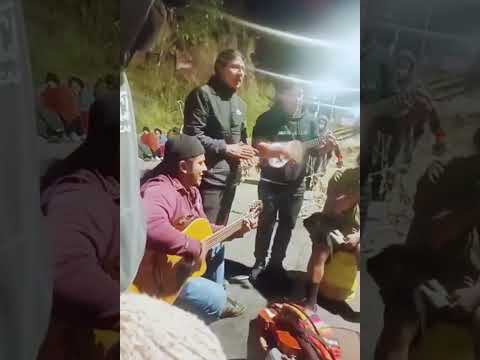 ⭕ #Loja | En #Saraguro, el canto no es solo arte, es resistencia y memoria viva. 🎶