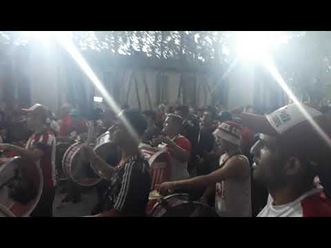 "Entrada de la hinchada de Estudiantes a UNO" Barra: Los Leales &bull; Club: Estudiantes de La Plata