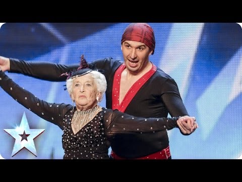 אישה מבוגרת רוקדת סלסה סוערת