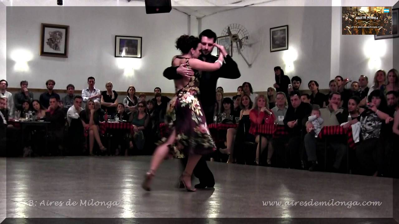 Javier Rodriguez y Virginia Pandolfi en La Baldosa milonga tango en Buenos Aires