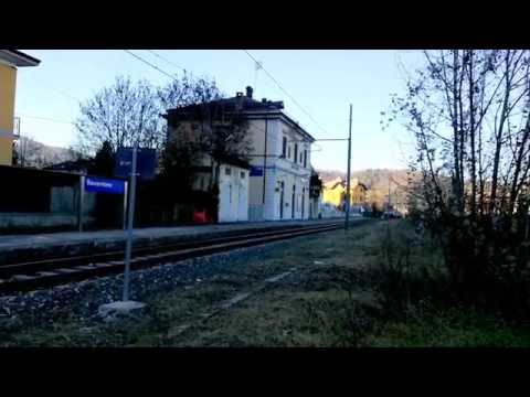 E.633-231 IN TRANSITO CON MERCI IN STAZIONE A ROCCAVIONE. (CN) 2 - 12 - 2016