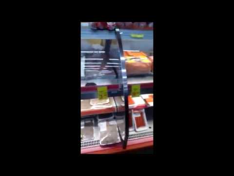 Clientes flagram rato dentro de geladeira de supermercado